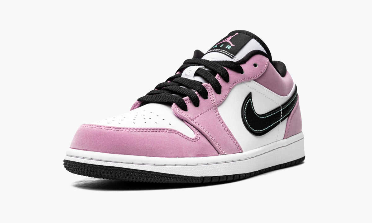 Air Jordan 1 Low SE Violet Shock Sneakers