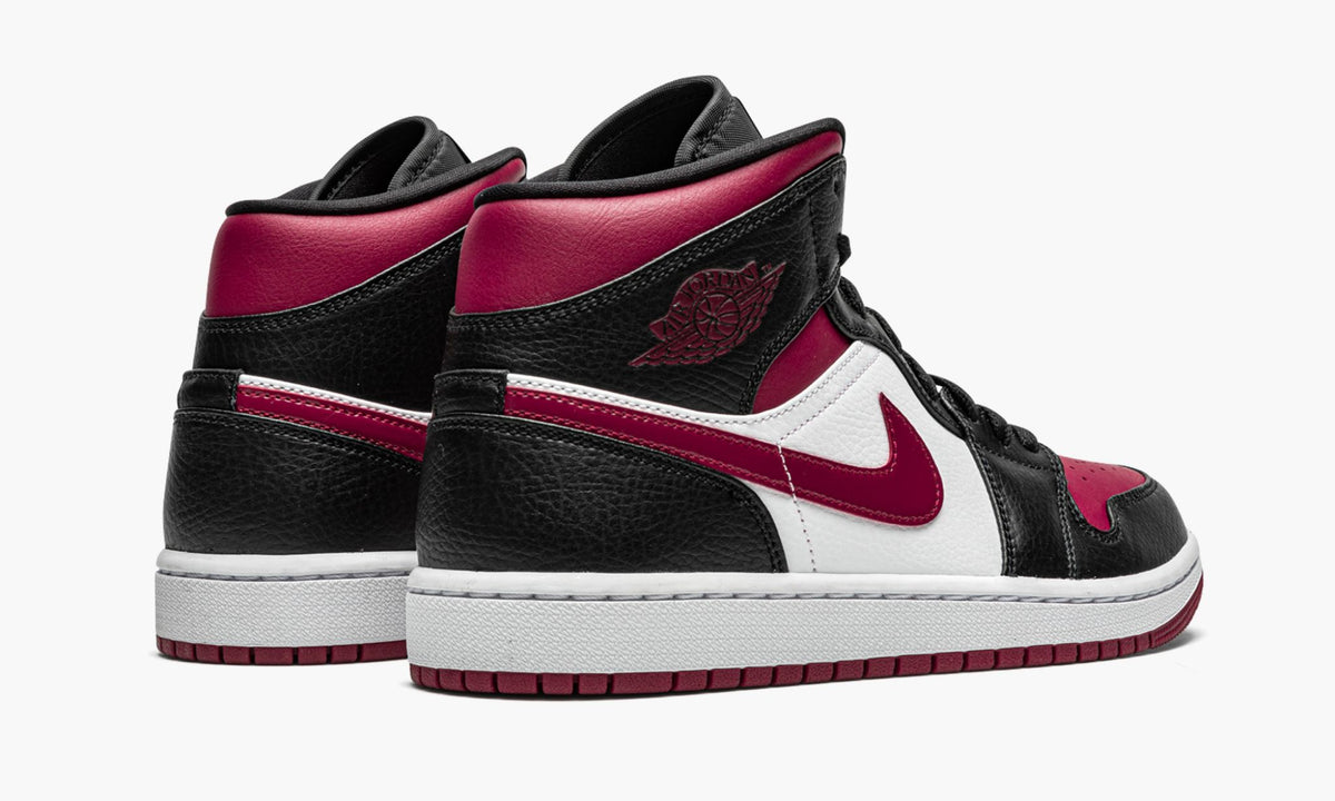 Air Jordan 1 Mid Bred Toe Sneakers