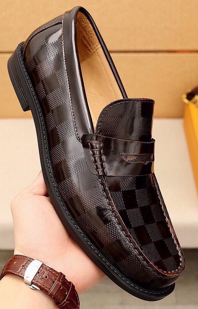 微商相册测试鞋子-Louis Vuitton Dark Brown Textured Loafers — model
