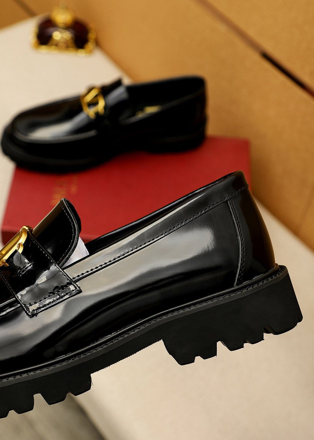 微商相册测试鞋子-Valentino Black Buckle Lug Sole Loafers — model