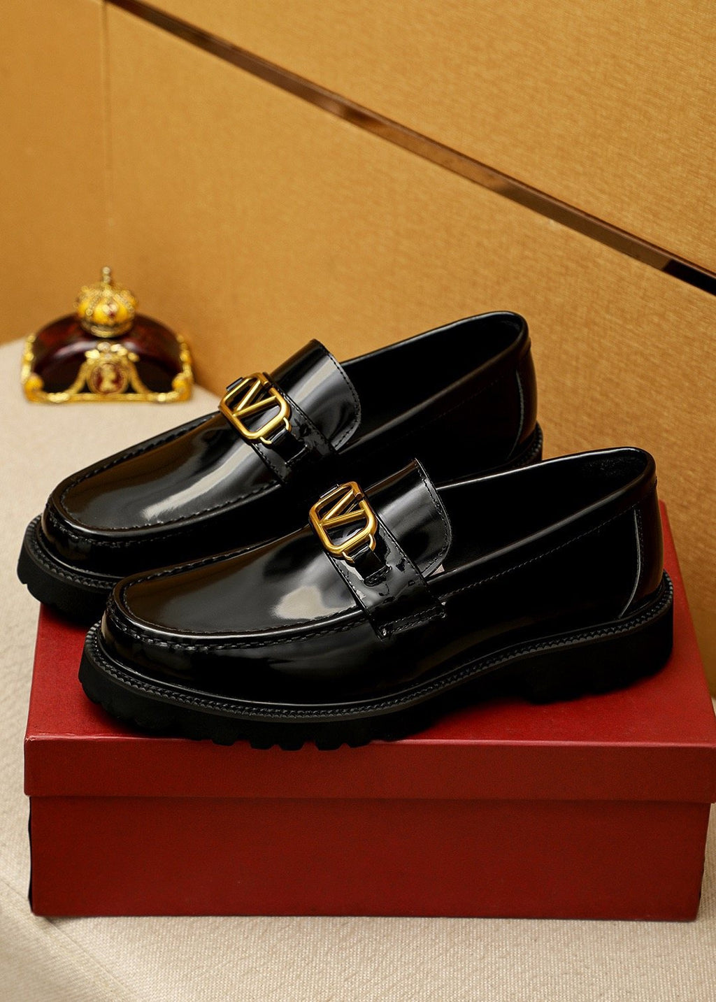 微商相册测试鞋子-Valentino Black Buckle Lug Sole Loafers — front