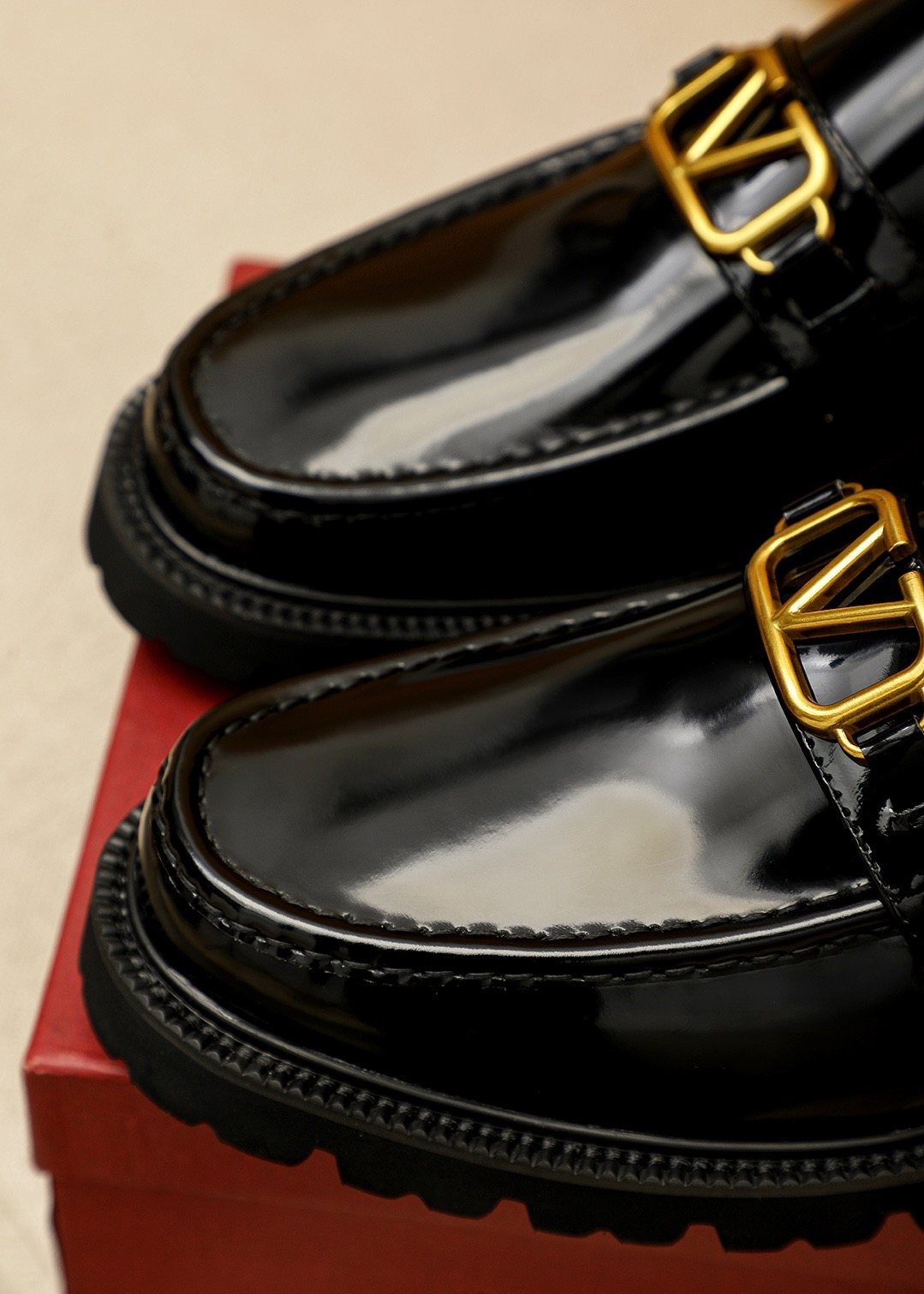 微商相册测试鞋子-Valentino Black Buckle Lug Sole Loafers — detail