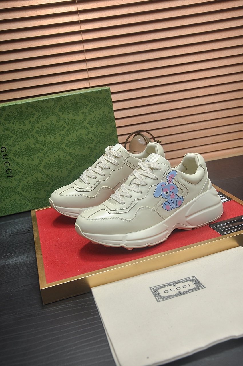 Gucci Cream Graphic Sneakers — hero