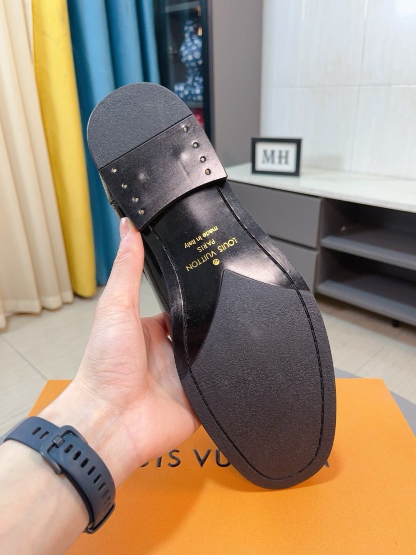Louis Vuitton Black Glossy Lace-Up Dress Shoes — detail