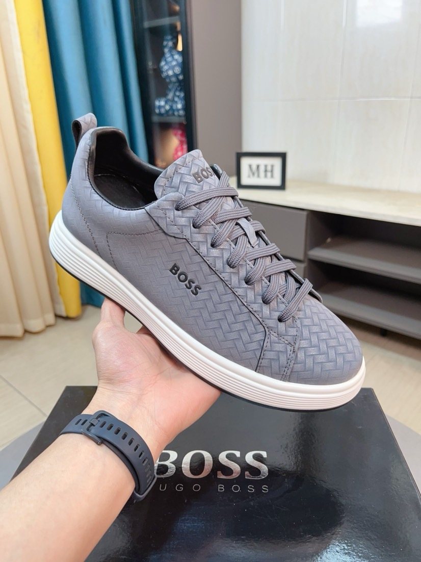Hugo Boss Textured Low-Top Sneakers — model
