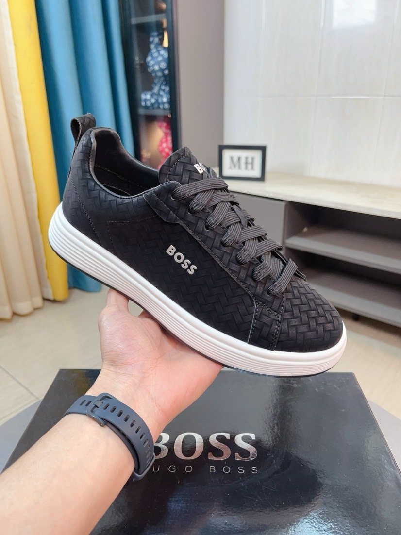 Hugo Boss Textured Low-Top Sneakers — model