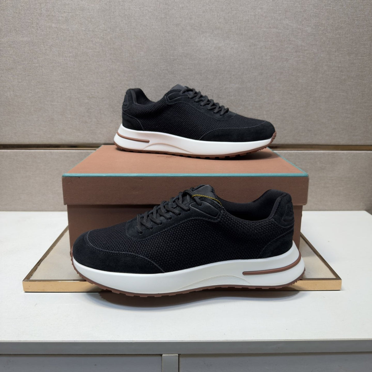 Men's Textured Mesh Casual Sneakers — model