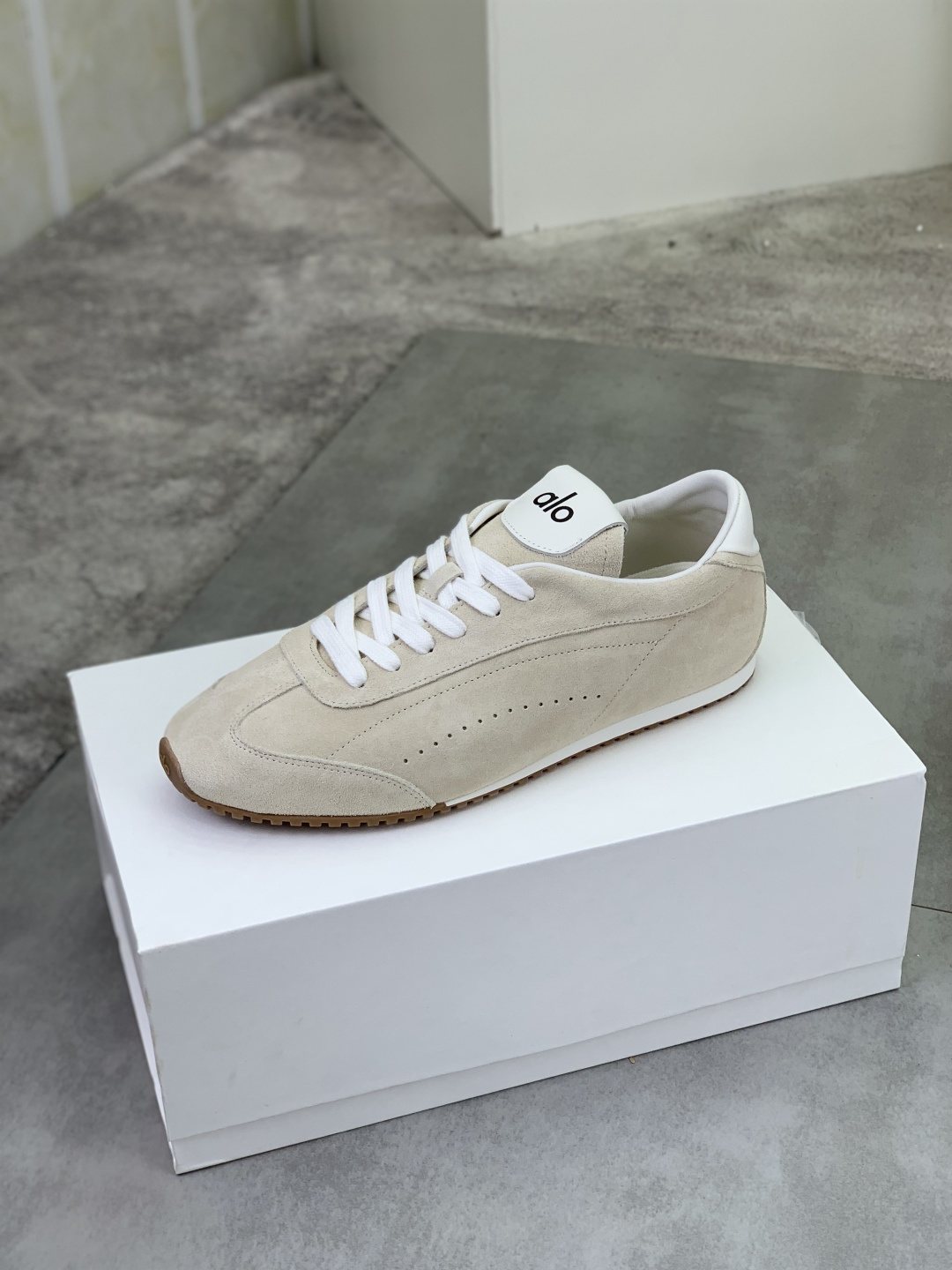 微商相册测试鞋子-Alo Gum Sole Low-Top Sneakers — side