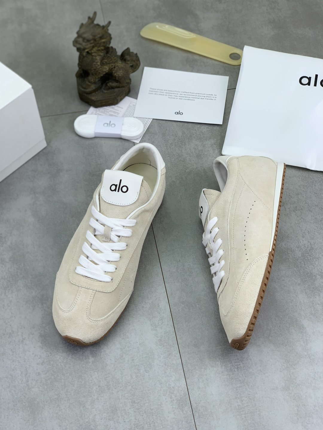 微商相册测试鞋子-Alo Gum Sole Low-Top Sneakers — side